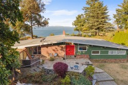 4598 Torquay Dr Saanich, BC V8N 3L7