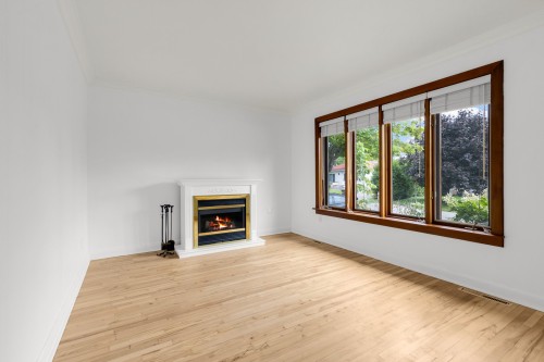 Salon - 92 42E Avenue, Saint-Eustache, QC 
