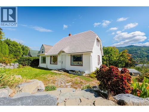 660 Dickens Street  Warfield, BC V1R 2B6