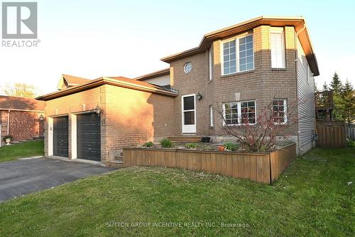 UPPER - 39 JONES DRIVE , Barrie, Ontario L4M 6H7 2