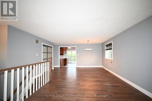 UPPER - 39 JONES DRIVE , Barrie, Ontario L4M 6H7 4