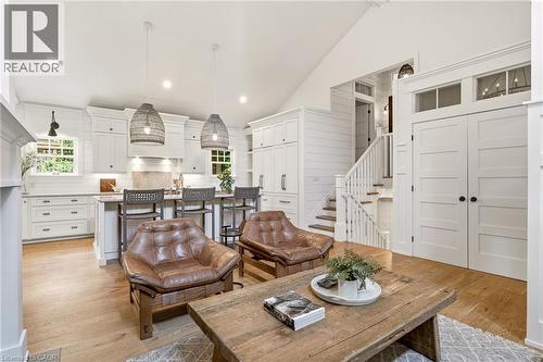 330 Camelot Court, Burlington, ON 