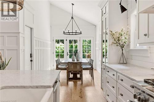 330 Camelot Court, Burlington, ON 