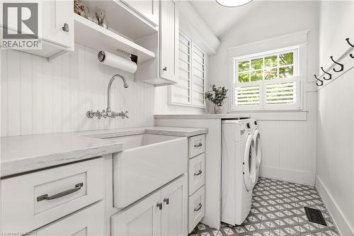 330 Camelot Court, Burlington, ON 