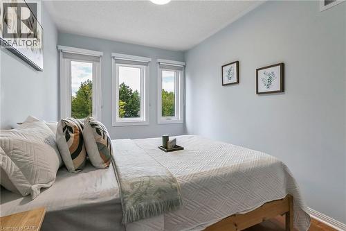 Multiple windows with roller shades, light-toned walls, and wood-finish flooring - 1373 Quest Circle, Mississauga, ON 