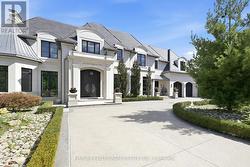 126 SANDRINGHAM DRIVE Toronto, ON M3H 1E3