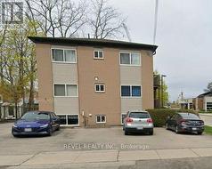 2 - 3 ROBINSON STREET Grimsby, ON L3M 3C8