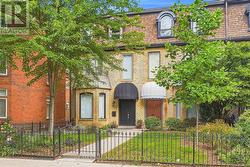 10 EARL STREET Toronto, ON M4Y 1M3