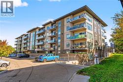 16 MARKLE Crescent Unit# 413 Hamilton, ON L9G 0H4