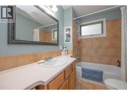Upper floor bathroom - 