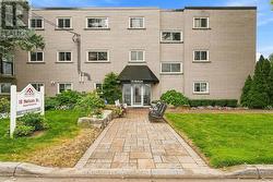 15 NELSON STREET Clarington (Bowmanville), ON L1C 1C8