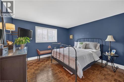 Wood-finish flooring with a parquet pattern - 1434 Dewbourne Crescent, Burlington, ON 