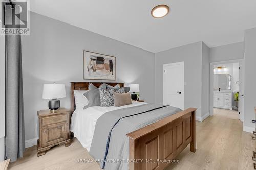 Walk in Closet and Ensuite - 4014 Jarvis Crescent, Burlington, ON 