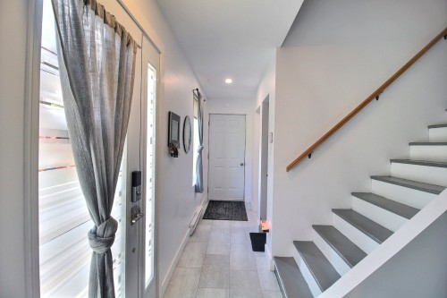 Hall d'entrée/Vestibule - 118 Rue Du Quartz, Val-D'Or, QC 
