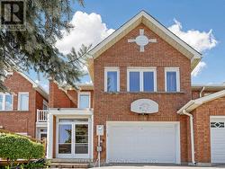 52 QUEENSMILL COURT Richmond Hill, ON L4B 1N3