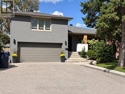 32 ASHMOUNT CRESCENT Toronto, ON M9R 1C7
