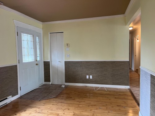 Salon - 159 33E Avenue, Saint-Eustache, QC 