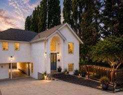 840 Tillicum Rd Esquimalt, BC V9A 1Z7