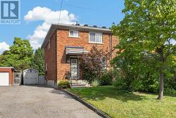 1213 EMPEROR AVENUE Ottawa, ON K1Z 8C3