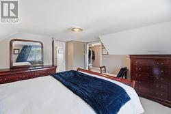Main Bedroom with walk-in closet - 