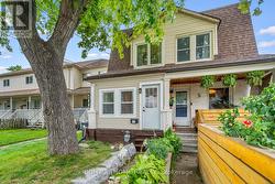 5 1/2 LUTTRELL AVENUE Toronto, ON M4C 5E2