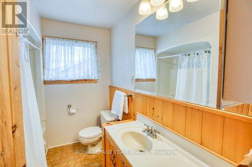 Main 4-piece bathroom - 220 Ancaster Avenue, Ottawa, ON 