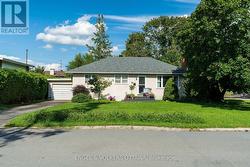 11 HILLIARD AVENUE Ottawa, ON K2E 6B8
