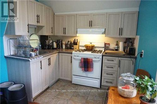 UPPER - 591 JANE STREET , Toronto, Ontario M6S 4A3 2