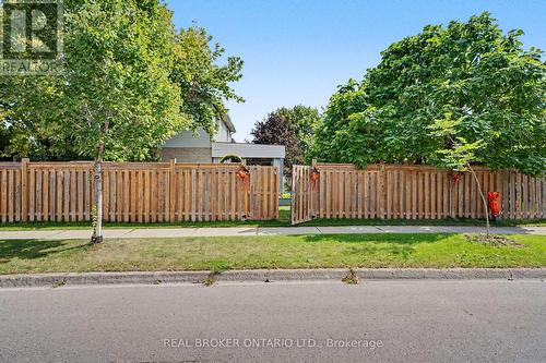 Double gate - 3260 Woodcroft Crescent, Burlington, ON 