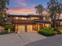 810 Rainbow Ridge Lane Saanich, BC V8X 0A6