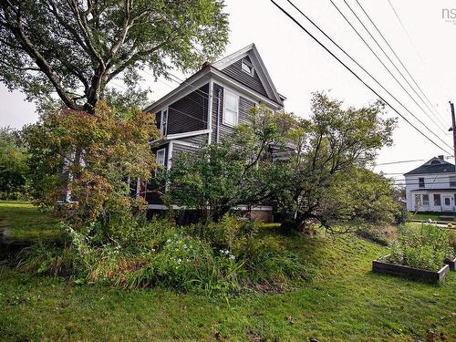 61 Victoria Street W, Amherst, NS 