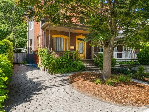 122 Av. St-Denis  Saint-Lambert, QC J4P 2G2