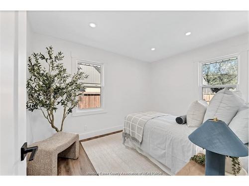 994 Isabelle, Windsor, ON 