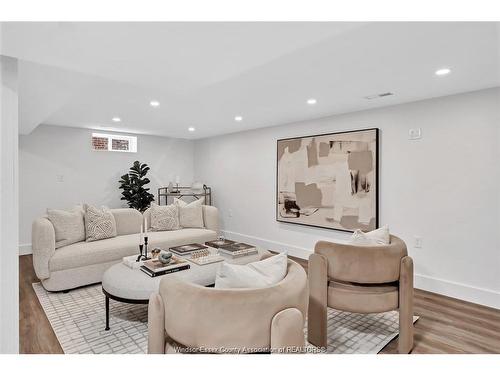 994 Isabelle, Windsor, ON 