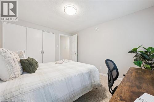 Wall-to-wall carpeting and neutral wall tones - 21 Colebrook Court, Kitchener, ON 