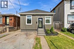 19 VANSITMART Avenue Hamilton, ON L8H 3A2