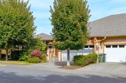 7921 Polo Park Cres Central Saanich, BC V8M 2K2