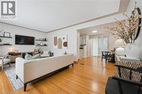 Expansive living area with wood-finish flooring - 135 Bridge Street W, Waterloo, ON 