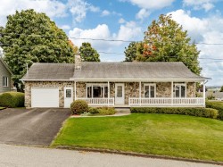 608 Rue May Coaticook, QC J1A 3C1