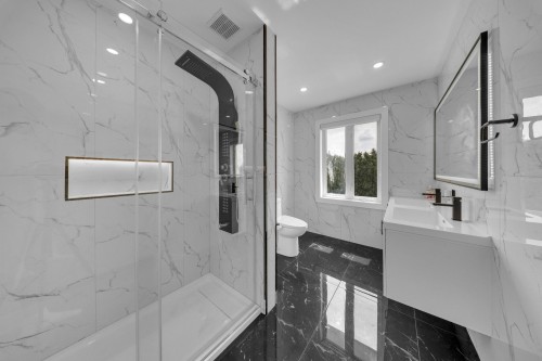 Bathroom - 4651 Rue Guénette, Laval (Chomedey), QC 