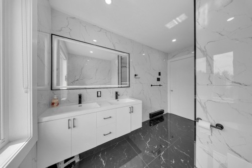 Bathroom - 4651 Rue Guénette, Laval (Chomedey), QC 