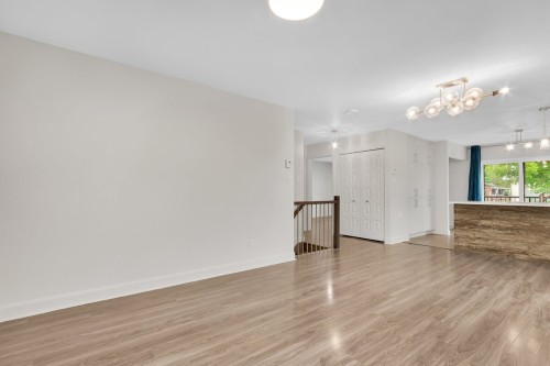 Salon - 49 Rue Robitaille, Sainte-Adèle, QC 