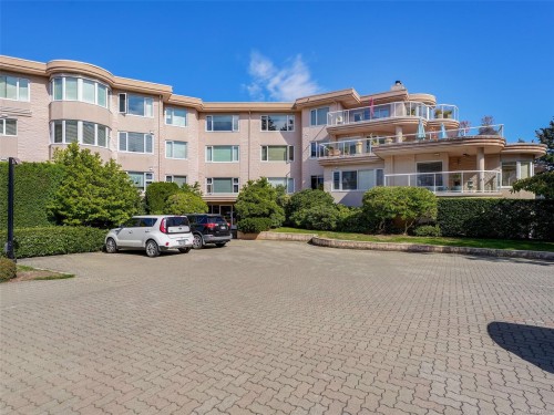 #3105-2829 Arbutus Rd  Saanich, BC V8N 5X5