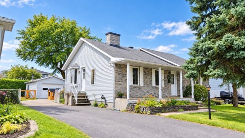 1596 Rue Kennedy  Chambly, QC J3L 4R2