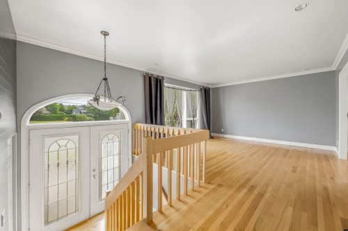 Salon - 108 Rue Des Érables, Courcelles/Saint-Évariste, QC 