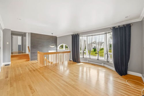 Salon - 108 Rue Des Érables, Courcelles/Saint-Évariste, QC 