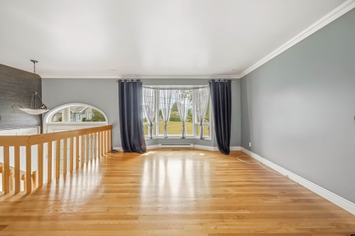 Salon - 108 Rue Des Érables, Courcelles/Saint-Évariste, QC 
