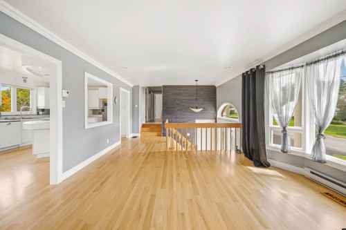Salon - 108 Rue Des Érables, Courcelles/Saint-Évariste, QC 
