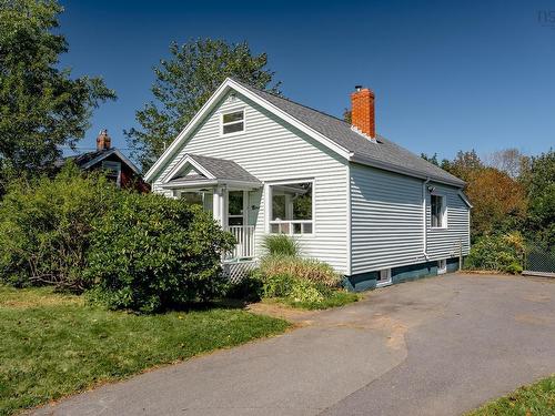 9 Chestnut Lane  Dartmouth, NS B2Y 3X1