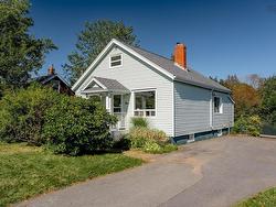 9 Chestnut Lane  Dartmouth, NS B2Y 3X1